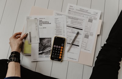 Rechnungen und übersichtliche Kostenplanung am Schreibtisch