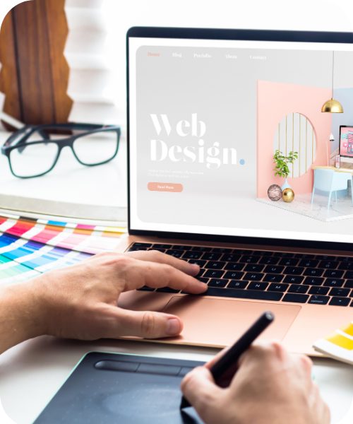 Webdesign: Laptop mit Mockup und Grafiktablett